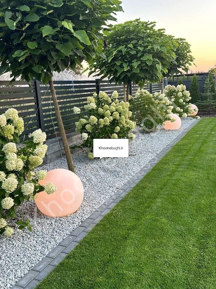 "محوطه ویلا، جایی که معماری مدرن با طبیعت هم‌آغوش می‌شود، فضایی که هر سنگفرش، هر آبنما و هر درخت، داستانی از شکوه و آرامش را روایت می‌کند."